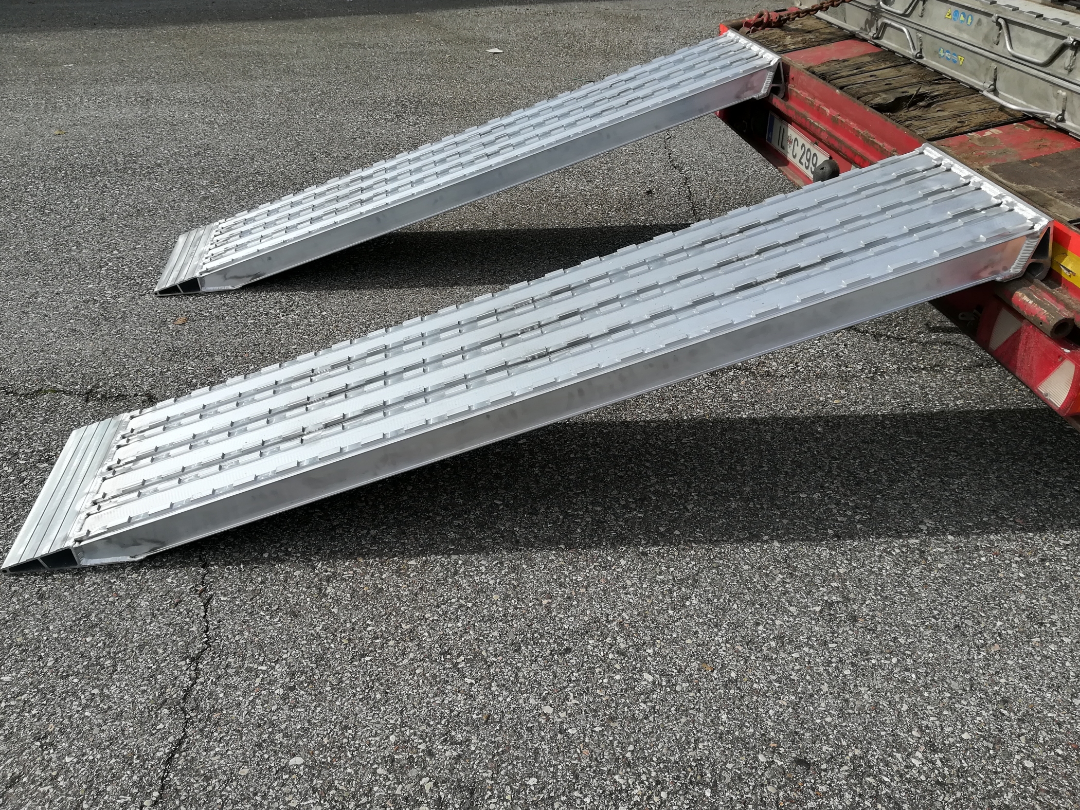 Aluminium loading ramps for loading vehicles with steel tracks on trailers  and semi-trailers | Definitive CLM